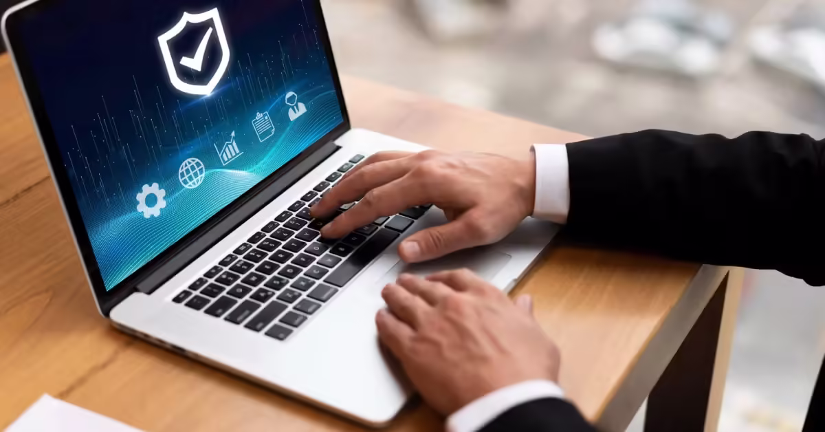 advogado com notebook representando a advocacia do fututo