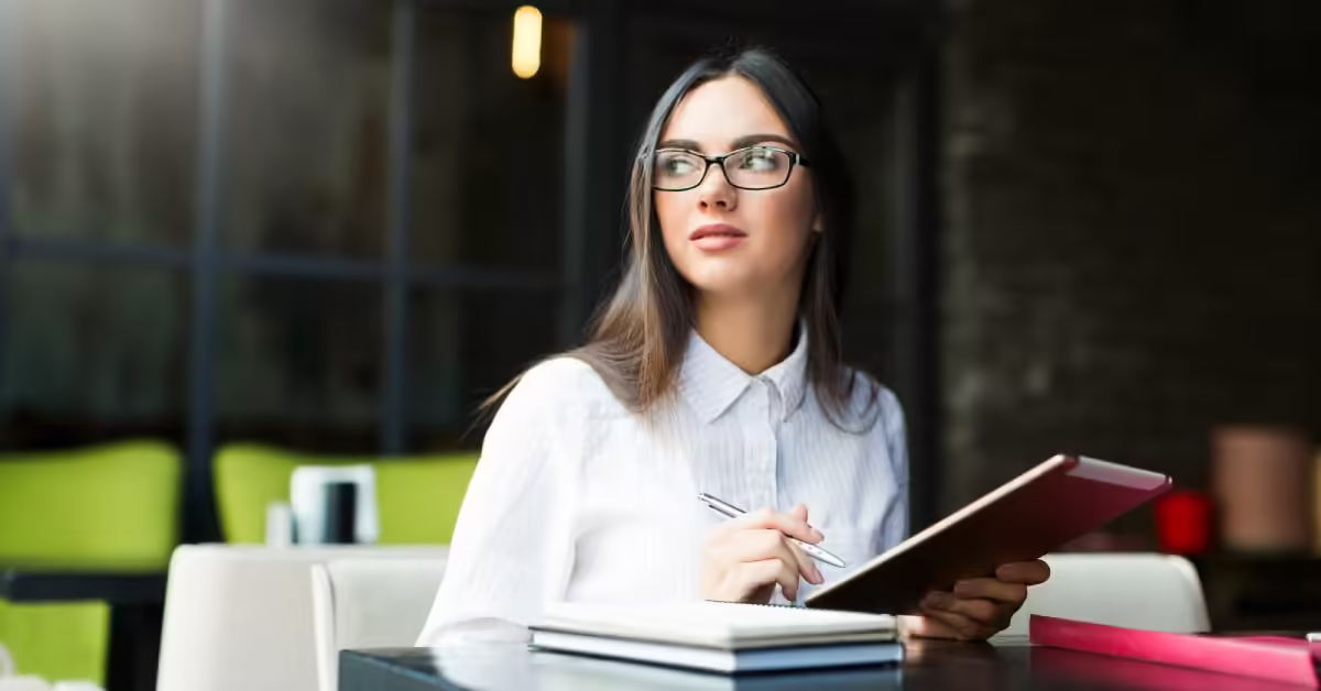 Estudante de Direito analisando opções de estágio jurídico de forma estratégica.